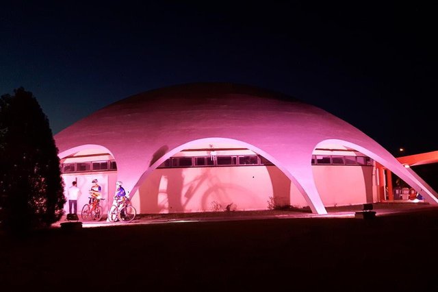 &iquest;Planet&aacute;rio da UFSM adere &agrave; campanha do Outubro Rosa e fica iluminado &agrave; noite