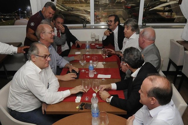PSDB anuncia posição definitiva em reunião da Executiva com bancada estadual: candidatura do senador Paulo Bauer ao governo em 2018 é definitiva e irreversível. PSDB anuncia posição definitiva em reunião da Executiva com bancada estadual: candidatura do senador Paulo Bauer ao governo em 2018 é definitiva e irreversível.