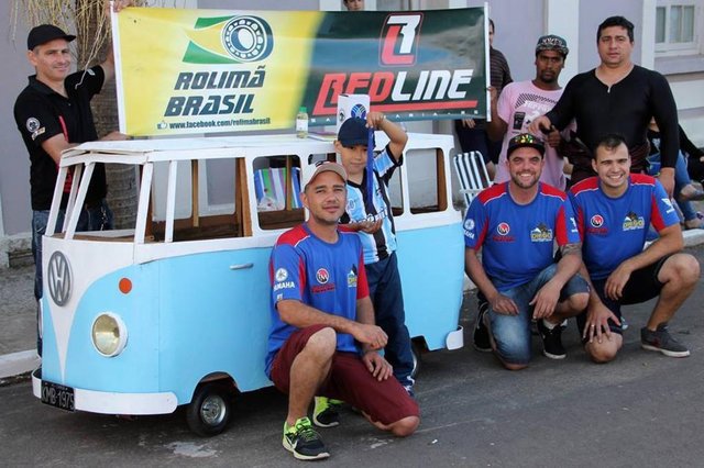 O grupo Amigos do Rolimã, em parceria com a Secretaria do Esporte da Prefeitura Municipal de Silveira Martins, levou, nesse domingo, 30 entusiastas do esporte à Rua Francisco Guerino, em Silveira Martins, para o 1º Passeio de Rolimã. O evento ainda contou com uma mateada, venda dos tradicionais carrinhos e premiações. Ao todo, 70 pessoas prestigiaram a movimentação.Entre os carrinhos, se destacou a criação dos instaladores de acessórios automotivos, Ricardo da Silva, 33 anos, e Diones Rodrigues, 36. Os rapazes investiram cerca de R$100 e criaram uma kombi de rolimã, premiada com o troféu de carro mais criativo. Durante o passeio, a réplica carregou Ricardo, sua filha Antonela Milani da Silva, 1 ano e 9 meses, Diones, e seu filho Samuel Rodrigues, 6 anos. O grupo Amigos do Rolimã, em parceria com a Secretaria do Esporte da Prefeitura Municipal de Silveira Martins, levou, nesse domingo, 30 entusiastas do esporte à Rua Francisco Guerino, em Silveira Martins, para o 1º Passeio de Rolimã. O evento ainda contou com uma mateada, venda dos tradicionais carrinhos e premiações. Ao todo, 70 pessoas prestigiaram a movimentação.Entre os carrinhos, se destacou a criação dos instaladores de acessórios automotivos, Ricardo da Silva, 33 anos, e Diones Rodrigues, 36. Os rapazes investiram cerca de R$100 e criaram uma kombi de rolimã, premiada com o troféu de carro mais criativo. Durante o passeio, a réplica carregou Ricardo, sua filha Antonela Milani da Silva, 1 ano e 9 meses, Diones, e seu filho Samuel Rodrigues, 6 anos.