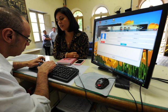  SANTA MARIA, RS, BRASIL. 10/10/2017.C&acirc;mara de Vereadores &iquest; Cadastro para ingresso, Mareana Lima, advogada, fazendo cadastro para ingressar no Legislativo.