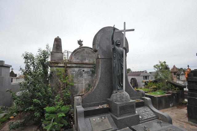  Santa Maria, RS, Brasil, 22/09/2017.Cemit&eacute;rio Ecum&ecirc;nico Municipal recebe melhorias da prefeitura, como ro&ccedil;ada e retirada de res&iacute;duos s&oacute;lidos. Mesmo assim, problemas s&atilde;o vis&iacute;veis. T&uacute;mulos est&atilde;o abertos e v&aacute;rias &aacute;reas continuam remetendo ao descaso.Indexador: GERMANO RORATO