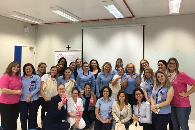 Profissionais do Centro de Hematologia e Oncologia estiveram na Fundação Pró-Rim para falar sobre câncer de mama. O Outubro Rosa serve para conscientizar e alertar as mulheres sobre a importância de fazer autoexame e, em caso de descoberta da doença, as chances de cura chegam a 98%. Profissionais do Centro de Hematologia e Oncologia estiveram na Fundação Pró-Rim para falar sobre câncer de mama. O Outubro Rosa serve para conscientizar e alertar as mulheres sobre a importância de fazer autoexame e, em caso de descoberta da doença, as chances de cura chegam a 98%.