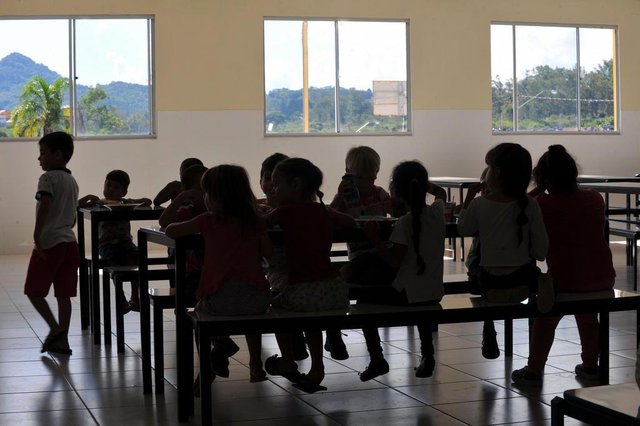 Snata Maria, RS, Brasil, 23/03/2017.A Escola Maria de Lourdes Castro, no Loteamento Cipriano da Rocha, segue sem aulas na maioria das turmas do turno da tarde. As aulas do turno da manhã começaram dia 20 de fevereiro e do turno da tarde dia 8 de março. Até esta quinta-feira, dia 23 de março, a escola ainda precisa de oito professores, um no turno da manhã e sete no turno da tarde.Foto: CHARLES GUERRA.Indexador: GERMANO RORATO Snata Maria, RS, Brasil, 23/03/2017.A Escola Maria de Lourdes Castro, no Loteamento Cipriano da Rocha, segue sem aulas na maioria das turmas do turno da tarde. As aulas do turno da manhã começaram dia 20 de fevereiro e do turno da tarde dia 8 de março. Até esta quinta-feira, dia 23 de março, a escola ainda precisa de oito professores, um no turno da manhã e sete no turno da tarde.Foto: CHARLES GUERRA.Indexador: GERMANO RORATO