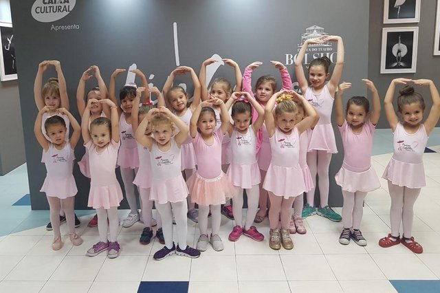 A Escola Bolshoi está sempre de portas abertas para qualquer pessoa. Na terça-feira, quem passou por lá foi um grupo de alunas do Projeto de Dança Infantil da professora Jéssica Reckziegel. As crianças de três CEIs de Joinville puderam ver de perto a rotina da escola e dos alunos e se inspirar nas salas de aula e nos estúdios de música. No ateliê, os olhos das pequenas se encheram de brilho, com os tradicionais tutus e figurinos expostos no espaço. As visitas acontecem diariamente no Bolshoi, sempre às 10h e às 14h30 e podem ser agendadas pelo telefone 3422-4070. A Escola Bolshoi está sempre de portas abertas para qualquer pessoa. Na terça-feira, quem passou por lá foi um grupo de alunas do Projeto de Dança Infantil da professora Jéssica Reckziegel. As crianças de três CEIs de Joinville puderam ver de perto a rotina da escola e dos alunos e se inspirar nas salas de aula e nos estúdios de música. No ateliê, os olhos das pequenas se encheram de brilho, com os tradicionais tutus e figurinos expostos no espaço. As visitas acontecem diariamente no Bolshoi, sempre às 10h e às 14h30 e podem ser agendadas pelo telefone 3422-4070.