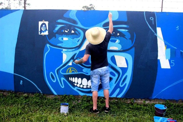 A partir de agora, quem partir ou chegar no Aeroporto de Joinville vai se deparar com um enorme grafite, pintado num dos muros do terminal. A obra Um Mundo Melhor¿ tem 500 metros de comprimento e foi feita pelos artistas joinvilenses Douglas Rafael Resende e Paulo Pincel, do Estúdio Criativo 87, em parceria com a Tigre. O trabalho destaca rostos de pessoas de diferentes idades, etnias e gêneros, expressando sentimentos de alegria, felicidade e realização pessoal.¿ São sentimentos possíveis quando se adota postura íntegra, positiva e comprometida com o mundo onde vivemos. Como diz nossa visão, temos certeza de que o mundo onde vivemos pode ser sempre melhor ¿ explica o diretor de marketing, vendas e inovação da Tigre, Luis Roberto Wenzel Ferreira. A partir de agora, quem partir ou chegar no Aeroporto de Joinville vai se deparar com um enorme grafite, pintado num dos muros do terminal. A obra Um Mundo Melhor¿ tem 500 metros de comprimento e foi feita pelos artistas joinvilenses Douglas Rafael Resende e Paulo Pincel, do Estúdio Criativo 87, em parceria com a Tigre. O trabalho destaca rostos de pessoas de diferentes idades, etnias e gêneros, expressando sentimentos de alegria, felicidade e realização pessoal.¿ São sentimentos possíveis quando se adota postura íntegra, positiva e comprometida com o mundo onde vivemos. Como diz nossa visão, temos certeza de que o mundo onde vivemos pode ser sempre melhor ¿ explica o diretor de marketing, vendas e inovação da Tigre, Luis Roberto Wenzel Ferreira.