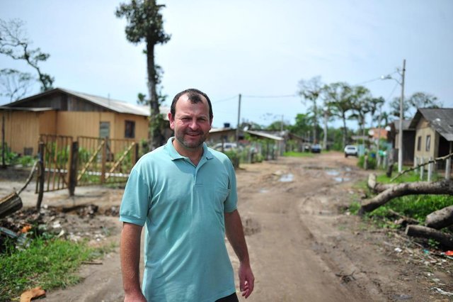 ARAQUARI,SC,BRASIL,11-10-2017.Moradores de ocupação irregular teram que deixar suas casas.Erico José do Carmo Dias,presidente da associação de moradores.(Foto:Salmo Duarte/A Notícia,Geral) ARAQUARI,SC,BRASIL,11-10-2017.Moradores de ocupação irregular teram que deixar suas casas.Erico José do Carmo Dias,presidente da associação de moradores.(Foto:Salmo Duarte/A Notícia,Geral)