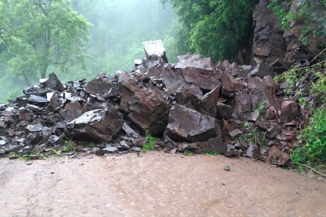 Chuva provocou queda de barreira na ERS-149, entre Nova Palma e Pinhal Grande. Trânsito está completamente interrompido no local. Chuva provocou queda de barreira na ERS-149, entre Nova Palma e Pinhal Grande. Trânsito está completamente interrompido no local.