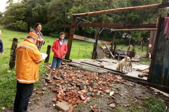 Chuva deixou 15 casas destruídas no interior de Santa Maria Chuva deixou 15 casas destruídas no interior de Santa Maria