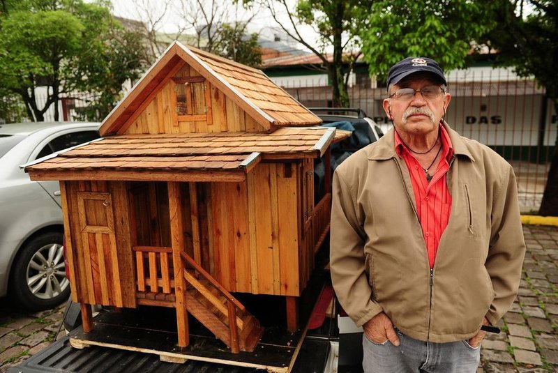  CAXIAS DO SUL, RS, BRASIL, 02/10/2017. Antônio Turella, 69 anos, construiu réplica em madeira de casa em que nasceu e foi criado. (Diogo Sallaberry/Agência RBS)