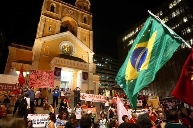 FLORIANÓPOLIS, SC, BRASIL - 31/03/2017Novo protesto contra as reformas propostas pelo presidente Michel Temer (PMDB) na Previdência e nas leis trabalhistas está marcado para as 17h desta sexta-feira em Florianópolis. O ato é organizado pelas centrais sindicais através da Frente Brasil Popular. Para a Capital, há a expectativa da presença de manifestantes de 28 cidades do Estado, na Praça da Alfândega, no Centro FLORIANÓPOLIS, SC, BRASIL - 31/03/2017Novo protesto contra as reformas propostas pelo presidente Michel Temer (PMDB) na Previdência e nas leis trabalhistas está marcado para as 17h desta sexta-feira em Florianópolis. O ato é organizado pelas centrais sindicais através da Frente Brasil Popular. Para a Capital, há a expectativa da presença de manifestantes de 28 cidades do Estado, na Praça da Alfândega, no Centro