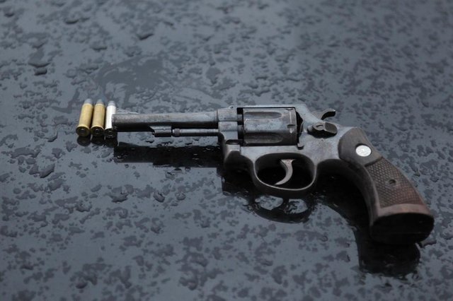 JOINVILLE,SC,BRASIL,10-12-2017.Abordagem da policia militar termina com tiro e morte de uma pessoa que saiu correndo com uma arma em punho,o crime aconteceu na zona Sul,Bairro Boehmerwald.Arma usada pelo agente.(Foto:Salmo Duarte/A Notícia) JOINVILLE,SC,BRASIL,10-12-2017.Abordagem da policia militar termina com tiro e morte de uma pessoa que saiu correndo com uma arma em punho,o crime aconteceu na zona Sul,Bairro Boehmerwald.Arma usada pelo agente.(Foto:Salmo Duarte/A Notícia)