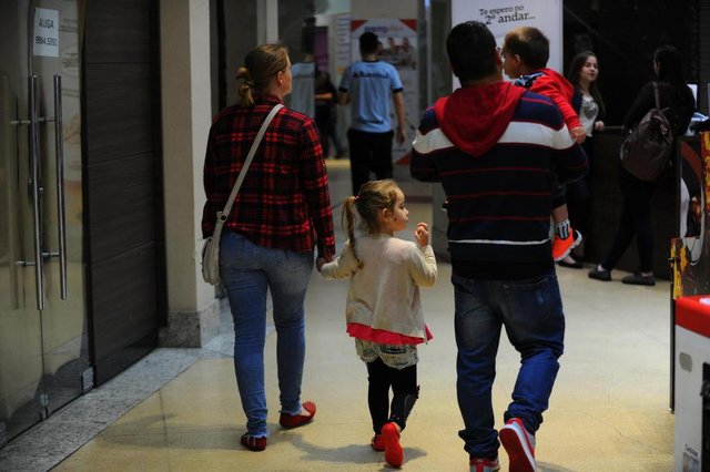  Santa Maria - RS - Brasil 12/10/2017Dia das crianças foi de brincadeira para quem optou pelos shoppings da cidade. No Royal Plaza, teve fila para cama elástica.CaseJéssica Moscon, 29 anosJosé Ricardo Moscon Dutra, 1 ano e 11 mesesLuiz Henrique Dutra, 29 anos