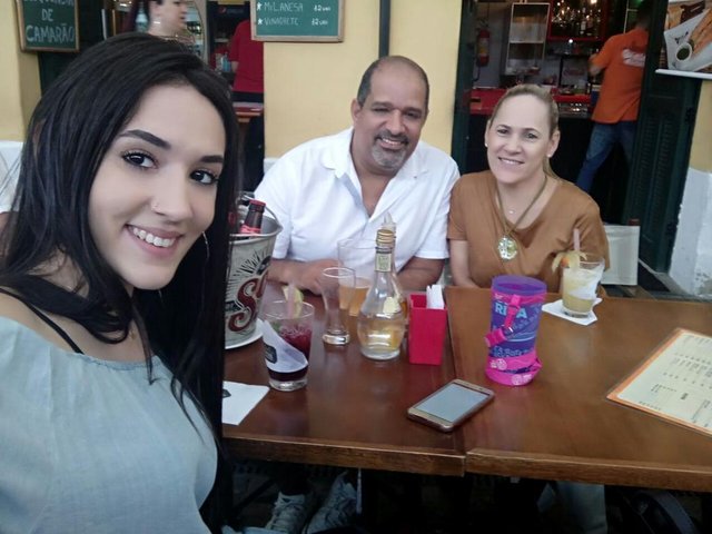 LEGENDA FOTO 4André Barboza e a mulher Sandra, o casal que toca o Emporium da Bocaiuva, com a linda filha Júlia, ontem na Fenaostra, esse ano no Mercado Público.CRÉDITOSelfie/Divulgação LEGENDA FOTO 4André Barboza e a mulher Sandra, o casal que toca o Emporium da Bocaiuva, com a linda filha Júlia, ontem na Fenaostra, esse ano no Mercado Público.CRÉDITOSelfie/Divulgação
