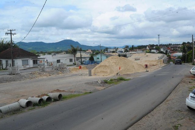  Santa Maria, RS, Brasil, 09/10/2017.Construtora Della Pasqua paralisa obra de duplicação da Faixa Velha de Camobi por atrasos nos pagamentos do Daer. Só a obra do viaduto segue sendo feita, mas por outra empresa, a Sogel.