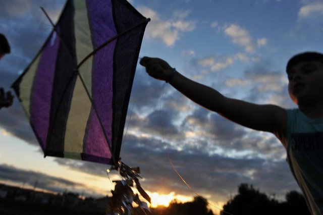 Santa Maria - RS - Brasil 09/10/2017Adultos e crianças se preparam para o 1º Festival de Pandorgas de Santa MariaCases: Fabio Henrique Zappe, 44 anos - Radialista e idealizador do festivalCriançasLeanderson de Lima Moreira, 13 anos (colorado)Gabriel Martins Belmont, 13 anos ( cabelo roxo)Lucas Miguel Godoy Machado, 9 anos ( filho do professor de pipa)ProfessorRaul Buske Zappe, 23 anos - Porteiro O nostálgico campeãoPaulo Munhoz Siqueira Mynhoka, 64 anos - Aposentado Santa Maria - RS - Brasil 09/10/2017Adultos e crianças se preparam para o 1º Festival de Pandorgas de Santa MariaCases: Fabio Henrique Zappe, 44 anos - Radialista e idealizador do festivalCriançasLeanderson de Lima Moreira, 13 anos (colorado)Gabriel Martins Belmont, 13 anos ( cabelo roxo)Lucas Miguel Godoy Machado, 9 anos ( filho do professor de pipa)ProfessorRaul Buske Zappe, 23 anos - Porteiro O nostálgico campeãoPaulo Munhoz Siqueira Mynhoka, 64 anos - Aposentado