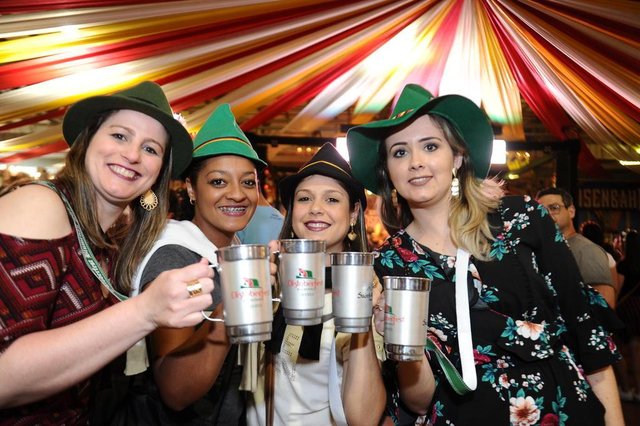 Blumenau - SC - Brasil - 07102017 - Oktoberfest 2017 na Vila Germânica em Blumenau. turistas de Novo Hamburgo. Blumenau - SC - Brasil - 07102017 - Oktoberfest 2017 na Vila Germânica em Blumenau. turistas de Novo Hamburgo.