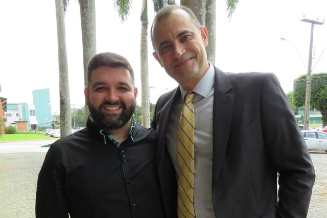 O biólogo William Barbosa Sales, primeiro doutor formado pela Univille, com o seu orientador, o médico e professor Jean Carl Silva. Ele defendeu uma tese no Programa de Mestrado e Doutorado em Saúde e Meio Ambiente que comprovou a eficácia de um medicamento, já usado para tratar várias doenças, na prevenção do diabetes em gestantes obesas. O biólogo William Barbosa Sales, primeiro doutor formado pela Univille, com o seu orientador, o médico e professor Jean Carl Silva. Ele defendeu uma tese no Programa de Mestrado e Doutorado em Saúde e Meio Ambiente que comprovou a eficácia de um medicamento, já usado para tratar várias doenças, na prevenção do diabetes em gestantes obesas.