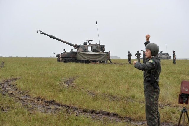  Operação Ibicuí, desenvolvida pelo exército no campo de instrução de Saicã. Tiros de canhões e lançamento de foguetes pelo  lança foguetes ASTROS