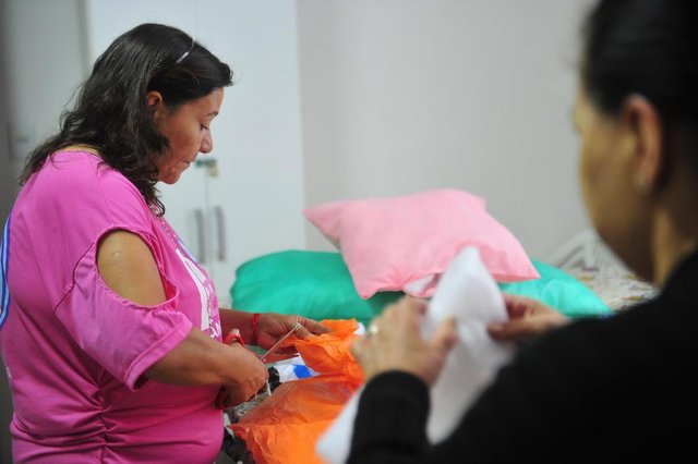  SANTA MARIA, RS, BRASIL. 11/10/2017(Apecan, na Borges). Case: Lisi Brasil (9967 23532).  Ela &eacute; exemplo de voluntariado na cidade e atua em v&aacute;rios locais. Estar&aacute; dando aula de artesanato para pacientes e outros volunt&aacute;rios da associa&ccedil;&atilde;oFOTO: GABRIEL HAESBAERT / NEWCO DSM