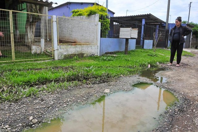  SANTA MARIA, RS, BRASIL. 10/10/2017.Reclama&ccedil;&otilde;es dos moradores em rela&ccedil;&atilde;o a falta de saneamento b&aacute;sico, asfaltamento, buracos nas ruas e esgotos a c&eacute;u aberto. NA FOTO: Camila Trindade (a gr&aacute;vida, estava toda de preto)FOTO: GABRIEL HAESBAERT / NEWCO DSM