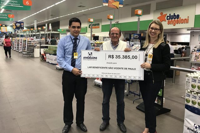 Coluna Estela.Crédito: Angeloni, divulgaçãoBazar do bem atrai filaO bazar beneficente promovido pelo Angeloni em Araranguá, rendeu R$ 35.385,00, valor entregue a Edoir Mota, presidente do Lar Beneficente São Vicente de Paulo, que há 38 anos abriga cerca de 40 idosos. As filas para o bazar começaram já na noite anterior, às 22h, os portões foram abertos às 7h e a entrega de senhas começou às 8h.Foto: O presidente do Lar São Vicente de Paulo, Edoir Mota, recebe o cheque das mãos do gerente da loja do Angeloni de Araranguá, Maikon Jacson Mott e da analista de marketing da Região Sul, Márcia Mroskovski Coluna Estela.Crédito: Angeloni, divulgaçãoBazar do bem atrai filaO bazar beneficente promovido pelo Angeloni em Araranguá, rendeu R$ 35.385,00, valor entregue a Edoir Mota, presidente do Lar Beneficente São Vicente de Paulo, que há 38 anos abriga cerca de 40 idosos. As filas para o bazar começaram já na noite anterior, às 22h, os portões foram abertos às 7h e a entrega de senhas começou às 8h.Foto: O presidente do Lar São Vicente de Paulo, Edoir Mota, recebe o cheque das mãos do gerente da loja do Angeloni de Araranguá, Maikon Jacson Mott e da analista de marketing da Região Sul, Márcia Mroskovski