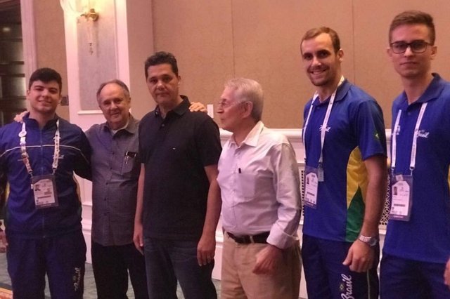 Coluna Estela.Credito: fiesc, divulgaçãoAlunos do Senai e o presidente da Fiesc, glauco jose corte, em Dubai Coluna Estela.Credito: fiesc, divulgaçãoAlunos do Senai e o presidente da Fiesc, glauco jose corte, em Dubai