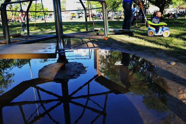 Santa Maria - RS - Brasil 14/10/2017Praça do Mallet ¿ Crianças brincam em brinquedos estragados em meio a poças d´água da chua Praça do Mallet ¿ Aristeu Cesar de Morais, 48 anos, representante comercial levou o filho Guilherme (de bermuda), 6 anos, e os amiguinhos Eric, 7, e Nicolas, 9, para brincar na Praça General Osório (Pracinha do Mallet). Ele reclama do estado precário dos equipamentos e da água acumulada da chuva Santa Maria - RS - Brasil 14/10/2017Praça do Mallet ¿ Crianças brincam em brinquedos estragados em meio a poças d´água da chua Praça do Mallet ¿ Aristeu Cesar de Morais, 48 anos, representante comercial levou o filho Guilherme (de bermuda), 6 anos, e os amiguinhos Eric, 7, e Nicolas, 9, para brincar na Praça General Osório (Pracinha do Mallet). Ele reclama do estado precário dos equipamentos e da água acumulada da chuva