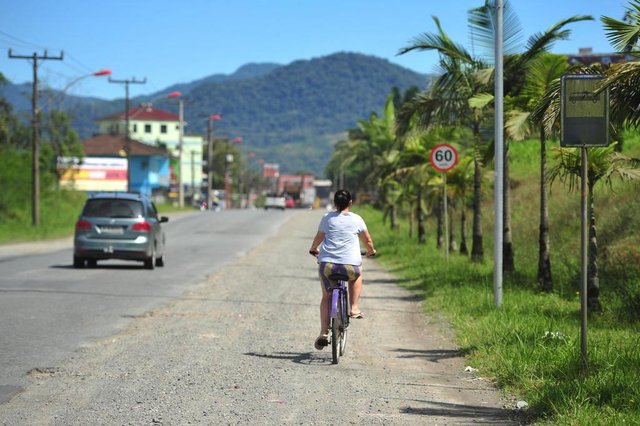 JOINVILLE,SC,BRASIL,03-10-2017.Teste AN nas Ruas da cidade.Os problemas da rua XV de Novembro.(Ciclo faixa e acostamento).(Foto:Salmo Duarte/A Notícia,Geral) JOINVILLE,SC,BRASIL,03-10-2017.Teste AN nas Ruas da cidade.Os problemas da rua XV de Novembro.(Ciclo faixa e acostamento).(Foto:Salmo Duarte/A Notícia,Geral)