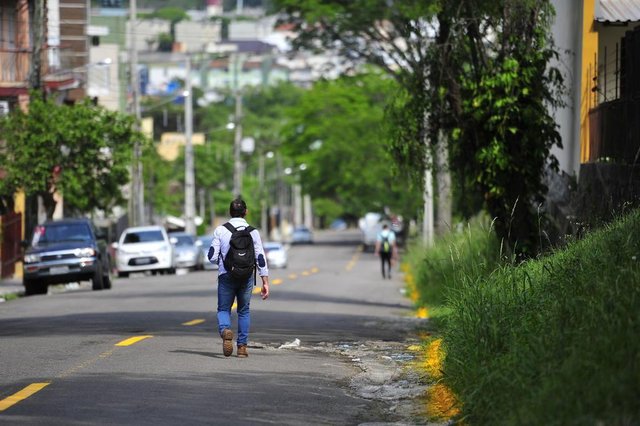 SANTA MARIA, RS, BRASIL. 17/10/2017.Mudanças no trânsito no bairro Medianeira; na rua Heitor Campos, o meio-fio e a rua foram pintados sinalizando a proibição de estacionamento.FOTO: GABRIEL HAESBAERT / NEWCO DSM SANTA MARIA, RS, BRASIL. 17/10/2017.Mudanças no trânsito no bairro Medianeira; na rua Heitor Campos, o meio-fio e a rua foram pintados sinalizando a proibição de estacionamento.FOTO: GABRIEL HAESBAERT / NEWCO DSM