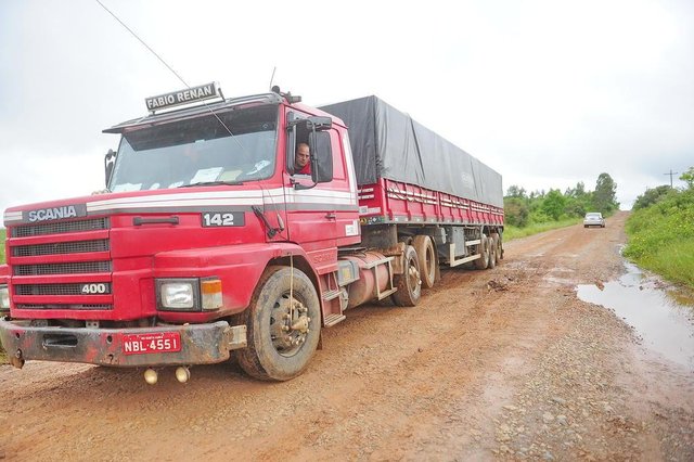  SANTA MARIA, RS, BRASIL. 16/03/2017.Estrada de Santa Flora est&aacute; toda esburacada. Prefeitura promete manuten&ccedil;&atilde;o.FOTO: GABRIEL HAESBAERT / NEWCO DSM