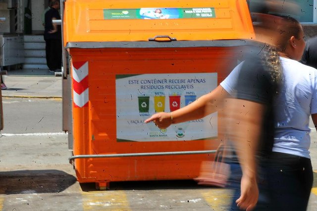  Santa Maria, RS, Brasil, 17/10/2017.Dos 100 cont&ecirc;ineres laranja que a prefeitura recebeu em maio deste ano, h&aacute; apenas quatro nas ruas da cidade.