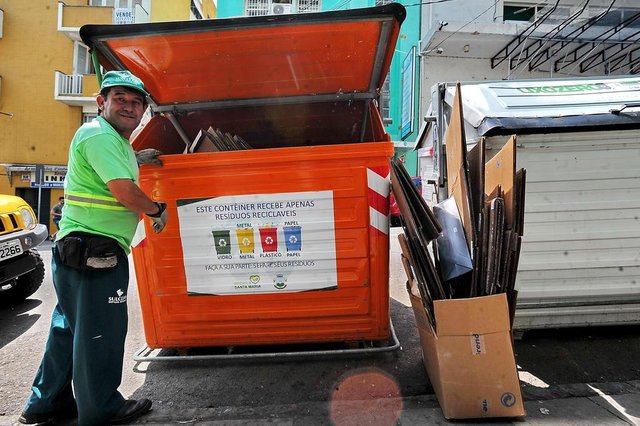  Santa Maria, RS, Brasil, 17/10/2017.Dos 100 cont&ecirc;ineres laranja que a prefeitura recebeu em maio deste ano, h&aacute; apenas quatro nas ruas da cidade.Na foto: Gilberto de Almeira, 48 anos - Gari.