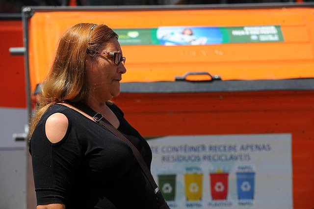  Santa Maria, RS, Brasil, 17/10/2017.Dos 100 cont&ecirc;ineres laranja que a prefeitura recebeu em maio deste ano, h&aacute; apenas quatro nas ruas da cidade.Na foto: Ana Crespin da Silva, 54 anos - Dom&eacute;stica.