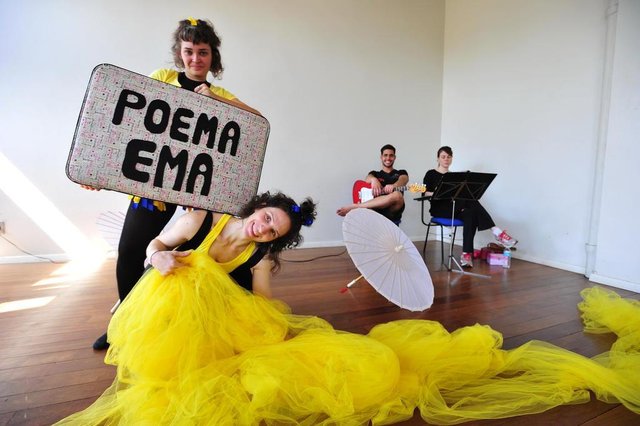 SANTA MARIA, RS, BRASIL. 17/10/2017.Espet&aacute;culo Poema Ema. Grupo se apresenta no Theatro Treze de Maio em Santa  Maria. Cases: Guitarra &iquest; Guilherme Mello, Cantora - C&acirc;ndice Lorenzoni, Macac&atilde;o preto &iquest; Raquel Guerra, Saia Florida &iquest; Nat&aacute;lia Dolwitsch.FOTO: GABRIEL HAESBAERT / NEWCO DSM