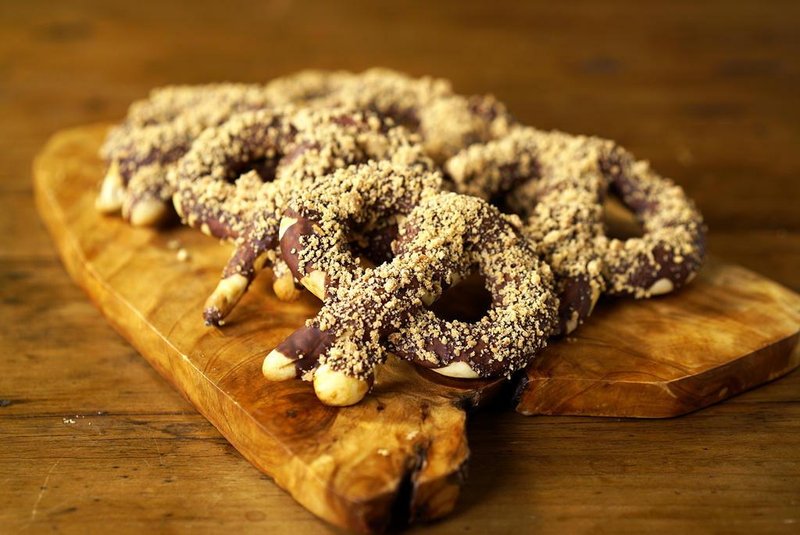 Prove bretzel com chocolate e farofa de amendoim