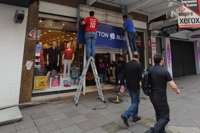 Santa Maria, RS, Brasil, 19/10/2017.Temporal que caiu na madruga de quinta devem implicar em prejuízos para o comércio. Até o meio-dia, muitas lojas ficaram fechadas no centro da cidade devido a danos de infraestrutura ou pela falta de energia elétrica. Santa Maria, RS, Brasil, 19/10/2017.Temporal que caiu na madruga de quinta devem implicar em prejuízos para o comércio. Até o meio-dia, muitas lojas ficaram fechadas no centro da cidade devido a danos de infraestrutura ou pela falta de energia elétrica.