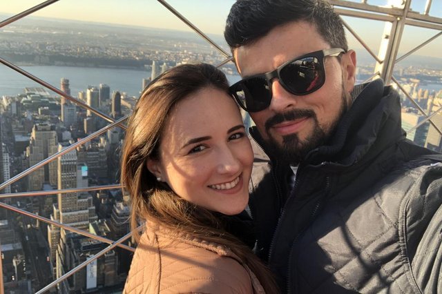 Num viagem que une estudo e férias, Bruna Nicolao e Raphael Geremias têm passado por lugares lindos nos Estados Unidos. Já visitaram a Estátua da Liberdade e o Central Park, em Nova York, e a Universidade de Harvard, em Boston. Na foto, o casal curtindo o visual do Empire State. Eles também estão comemorando o terceiro aniversário de casamento. Num viagem que une estudo e férias, Bruna Nicolao e Raphael Geremias têm passado por lugares lindos nos Estados Unidos. Já visitaram a Estátua da Liberdade e o Central Park, em Nova York, e a Universidade de Harvard, em Boston. Na foto, o casal curtindo o visual do Empire State. Eles também estão comemorando o terceiro aniversário de casamento.