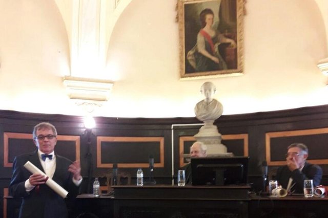 Escritor Deonisio da Silva, da Academia Catarinense de Letras, foi empossado ontem como titular da Academia de Ciências de Lisboa. É o primeiro catarinense a integrar a mais antiga instituição cultural de Portugal. Fundada em 1779, colabora com a República nas questões da língua portuguesa. Escritor Deonisio da Silva, da Academia Catarinense de Letras, foi empossado ontem como titular da Academia de Ciências de Lisboa. É o primeiro catarinense a integrar a mais antiga instituição cultural de Portugal. Fundada em 1779, colabora com a República nas questões da língua portuguesa.