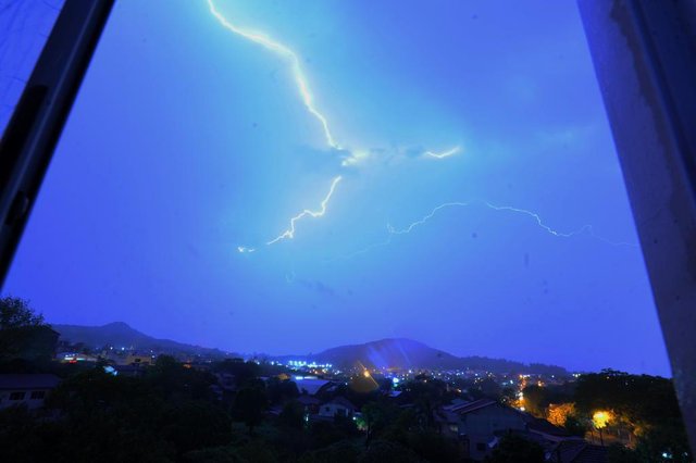 Santa Maria, RS, Brasil, 19/10/2017.Temporal que caiu na madruga de quinta devem implicar em prejuízos para o comércio. Até o meio-dia, muitas lojas ficaram fechadas no centro da cidade devido a danos de infraestrutura ou pela falta de energia elétrica. Santa Maria, RS, Brasil, 19/10/2017.Temporal que caiu na madruga de quinta devem implicar em prejuízos para o comércio. Até o meio-dia, muitas lojas ficaram fechadas no centro da cidade devido a danos de infraestrutura ou pela falta de energia elétrica.