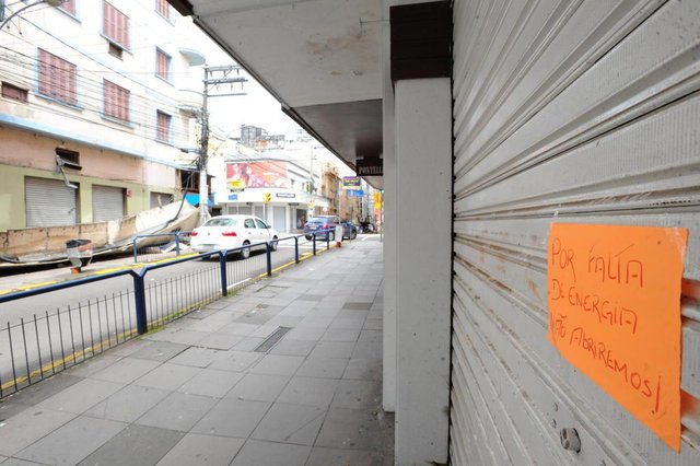 Santa Maria, RS, Brasil, 19/10/2017.Temporal que caiu na madruga de quinta devem implicar em prejuízos para o comércio. Até o meio-dia, muitas lojas ficaram fechadas no centro da cidade devido a danos de infraestrutura ou pela falta de energia elétrica. Santa Maria, RS, Brasil, 19/10/2017.Temporal que caiu na madruga de quinta devem implicar em prejuízos para o comércio. Até o meio-dia, muitas lojas ficaram fechadas no centro da cidade devido a danos de infraestrutura ou pela falta de energia elétrica.