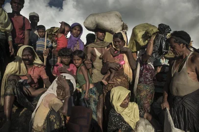  

Rohingya refugees walk after crossing the Naf river from Myanmar into Bangladesh in Whaikhyang on October 9, 2017.
A top UN official said on October 7 Bangladeshs plan to build the worlds biggest refugee camp for 800,000-plus Rohingya Muslims was dangerous because overcrowding could heighten the risks of deadly diseases spreading quickly. The arrival of more than half a million Rohingya refugees who have fled an army crackdown in Myanmars troubled Rakhine state since August 25 has put an immense strain on already packed camps in Bangladesh.
 / AFP PHOTO / FRED DUFOUR

Editoria: POL
Local: Whaikhyang
Indexador: FRED DUFOUR
Secao: refugee
Fonte: AFP
Fotógrafo: STF