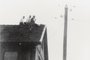 A épica transmissão feita de cima de uma residência na Rua Dom José Baréa, em 19 de setembro de 1948. Na imagem estão, da esquerda para a direita, Jimmy Rodrigues, Osvaldo de Assis e Nestor Gollo. Autoria: não identificada. Acervo: Memorial Rádio Caxias.
