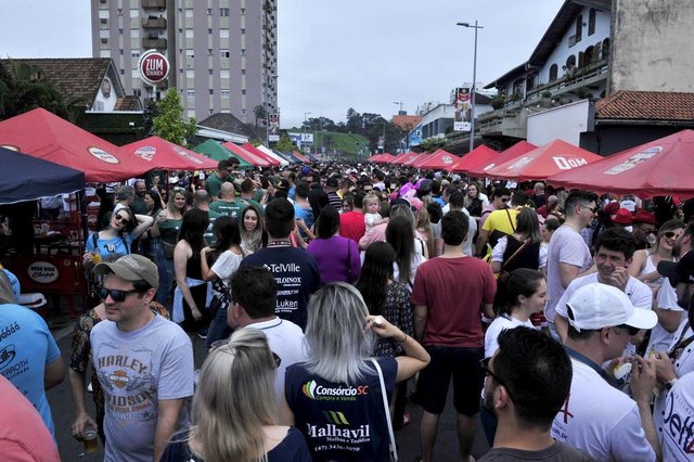 JOINVILLE, SC,BRASIL (15-10-2016) - Stanntisch lota a via gastronomica no centro de Joinville. (Foto: Maykon Lammerhirt, Agencia RBS)Indexador: Maykon Lammerhirt JOINVILLE, SC,BRASIL (15-10-2016) - Stanntisch lota a via gastronomica no centro de Joinville. (Foto: Maykon Lammerhirt, Agencia RBS)Indexador: Maykon Lammerhirt