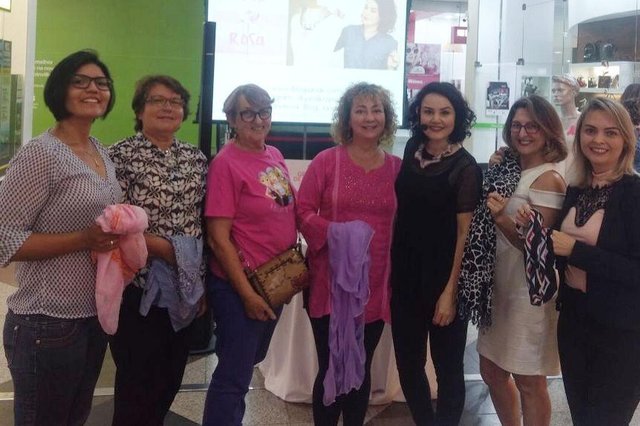 Jana Krzeminski (de preto no centro da foto) com as alunas que participaram da oficina de lenço no Shopping Mueller. Jana Krzeminski (de preto no centro da foto) com as alunas que participaram da oficina de lenço no Shopping Mueller.