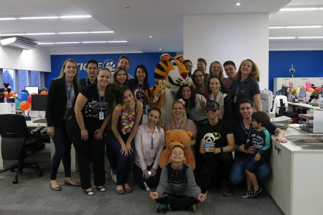 A Tigre abriu as portas do centro administrativo nesta sexta-feira para os filhos dos funcionários, em comemoração ao Dia das Crianças. E para receber os visitantes, os profissionais decoraram suas mesas com capricho. Algumas crianças foram fantasiadas de super-heróis e a visita em todos os andares do centro administrativo teve a companhia do Tigrão, que finalizou o tour distribuindo pipoca e algodão-doce. A Tigre abriu as portas do centro administrativo nesta sexta-feira para os filhos dos funcionários, em comemoração ao Dia das Crianças. E para receber os visitantes, os profissionais decoraram suas mesas com capricho. Algumas crianças foram fantasiadas de super-heróis e a visita em todos os andares do centro administrativo teve a companhia do Tigrão, que finalizou o tour distribuindo pipoca e algodão-doce.
