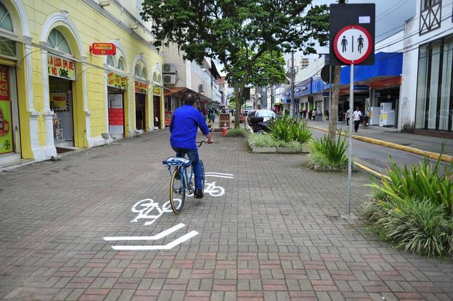 JOINVILLE,SC,BRASIL,17-10-2017.Implantação da ciclorrota em ruas centrais de Joinville.(Foto:Salmo Duarte/A Notícia,Geral) JOINVILLE,SC,BRASIL,17-10-2017.Implantação da ciclorrota em ruas centrais de Joinville.(Foto:Salmo Duarte/A Notícia,Geral)