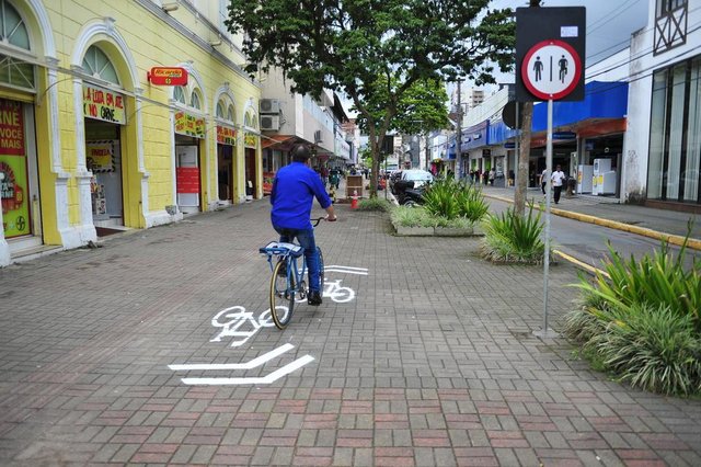JOINVILLE,SC,BRASIL,17-10-2017.Implantação da ciclorrota em ruas centrais de Joinville.(Foto:Salmo Duarte/A Notícia,Geral) JOINVILLE,SC,BRASIL,17-10-2017.Implantação da ciclorrota em ruas centrais de Joinville.(Foto:Salmo Duarte/A Notícia,Geral)