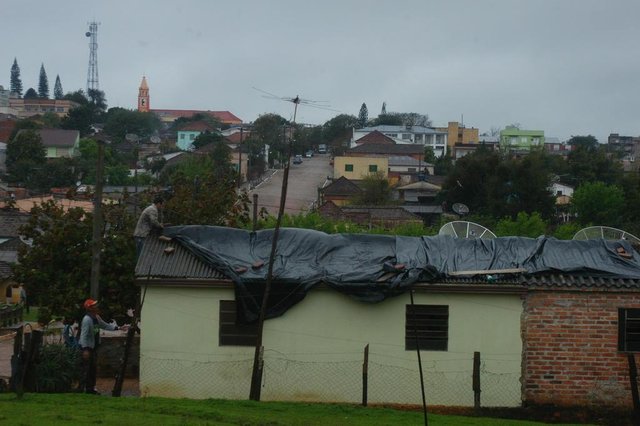 *** Fernando Ramos- Granizo ***Chuva de granizo atinge são sepé, bairros mais atingidos, Pontes, Santos e Cristo Rei.Casas no Bairro Kurtz.