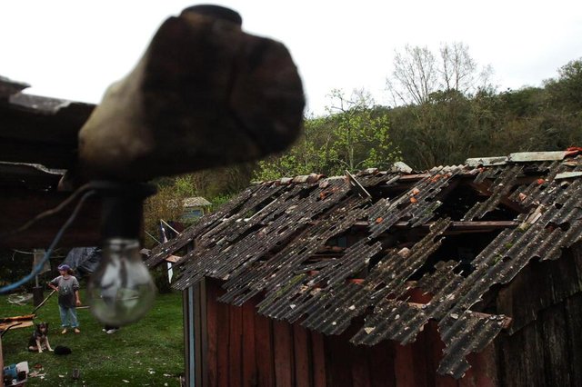*** Lauro Recuperacao granizo 5  ***Dia de reconstrução após dia de granizo e temporal em Itaara