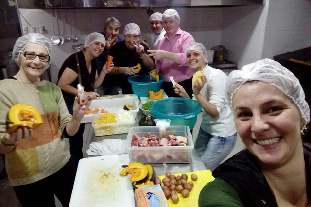 Equipe do Soparceiro, voluntários que servem sopão para moradores de rua e pessoas pobres do Centro de Santa Maria. Diário nos Bairros. Equipe do Soparceiro, voluntários que servem sopão para moradores de rua e pessoas pobres do Centro de Santa Maria. Diário nos Bairros.